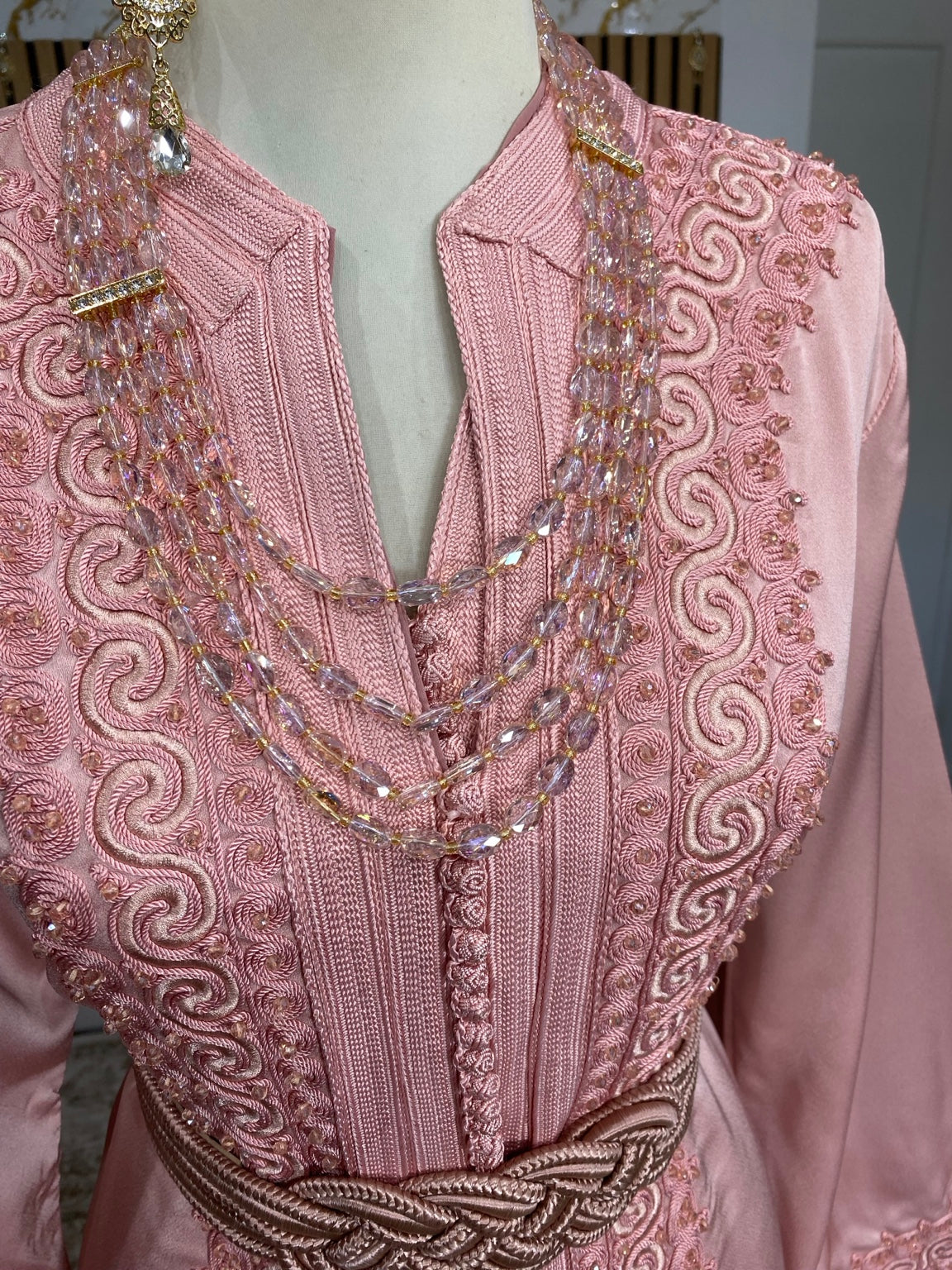 Détail de la takchita perlée rose