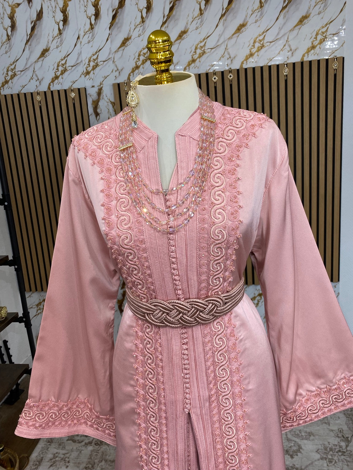 Broderies de la takchita rose