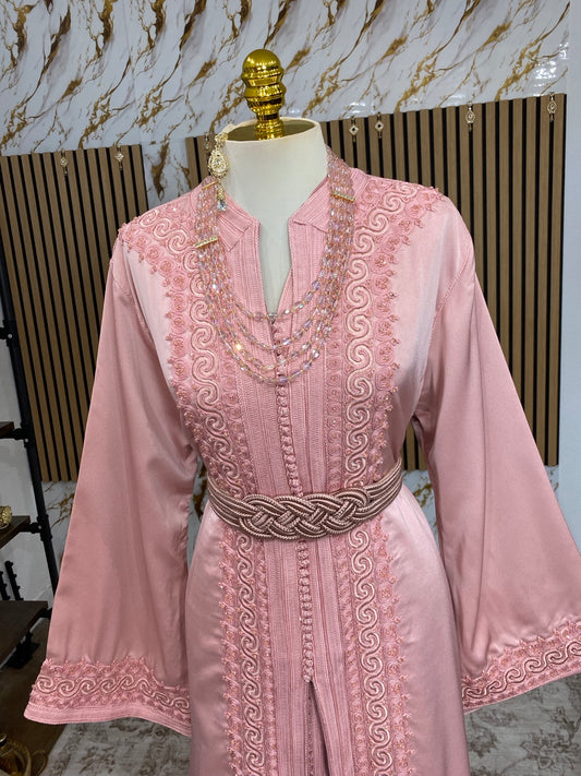 Broderies de la takchita rose
