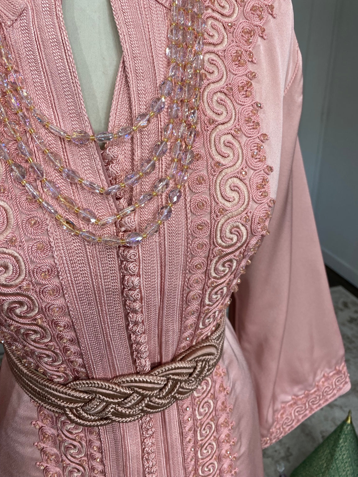 Détail des perles de la takchita rose