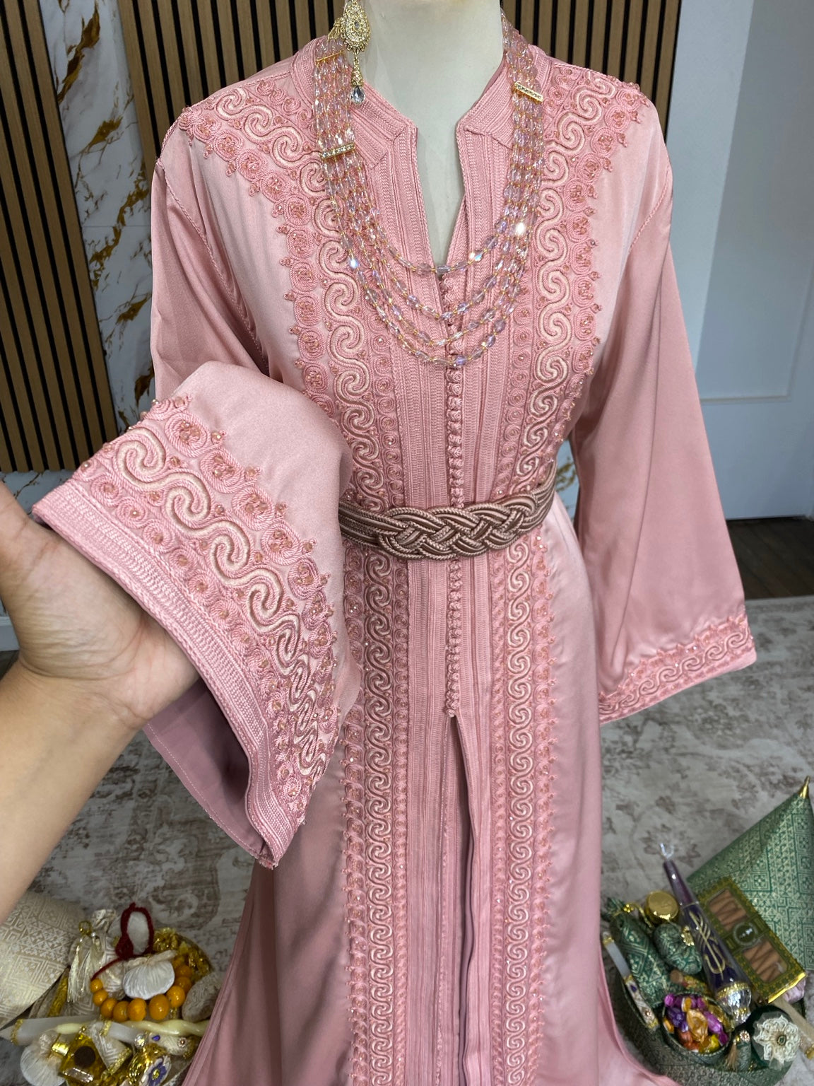 Détail de la broderie rose